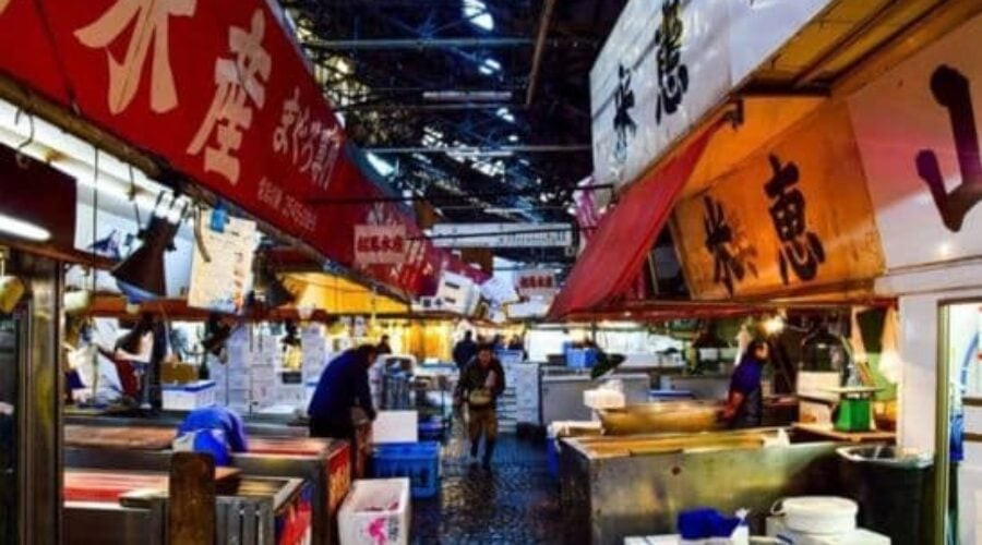 Tsukiji Outer Market – Enjoy the Market Atmosphere While Eating Fresh Seafood
