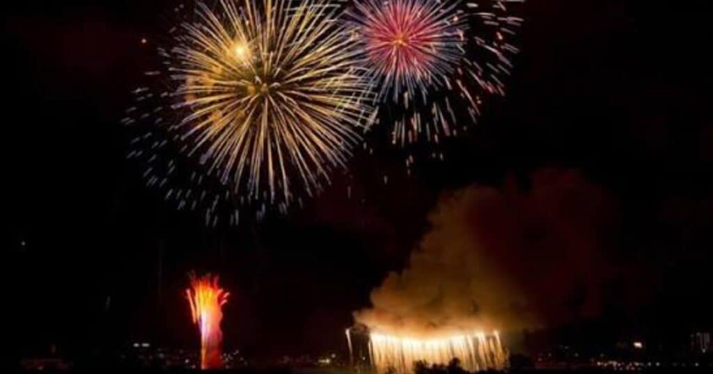 Akigawa River Basin Fireworks Festival